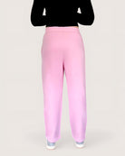 Kuschelige Open Leg Sweatpants von Spirit of Departure in rosa, weite Passform, dicker Stoff, high quality, weißer Logostick vorne, Cozy Sweatpants für Mädchen in der Farbe Soft Pink, Streetwear for Women by SOD