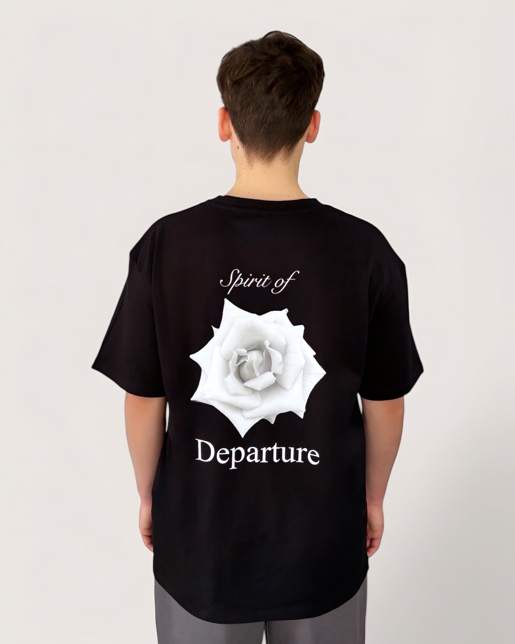  heavy-tee-in-black-mit-weißer-rose-von-spirit-of-departure-rose-collection-neue-kollektion-streetwear-for-men-schwarzes-t-shirt-mit-weißer-rose-schwarzes-t-shirt-herren