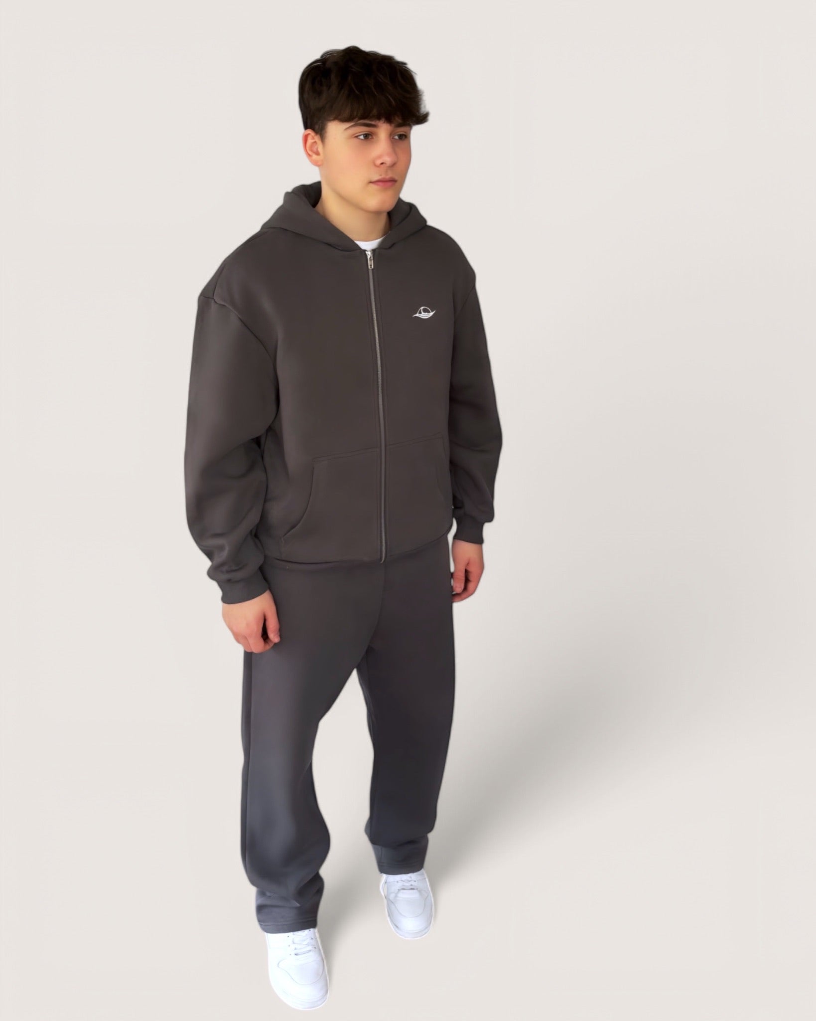 Dunkelgrauer Zip Hoodie mit weißer Rose als großen Backprint und weißem Logostick vorne, Zip Hoodie von Spirit of Departure, Streetwear für Herren von Spirit of Departure, Zip Hoodie in Graphite von der Black & White Roses Collection, dicker Stoff, high quality