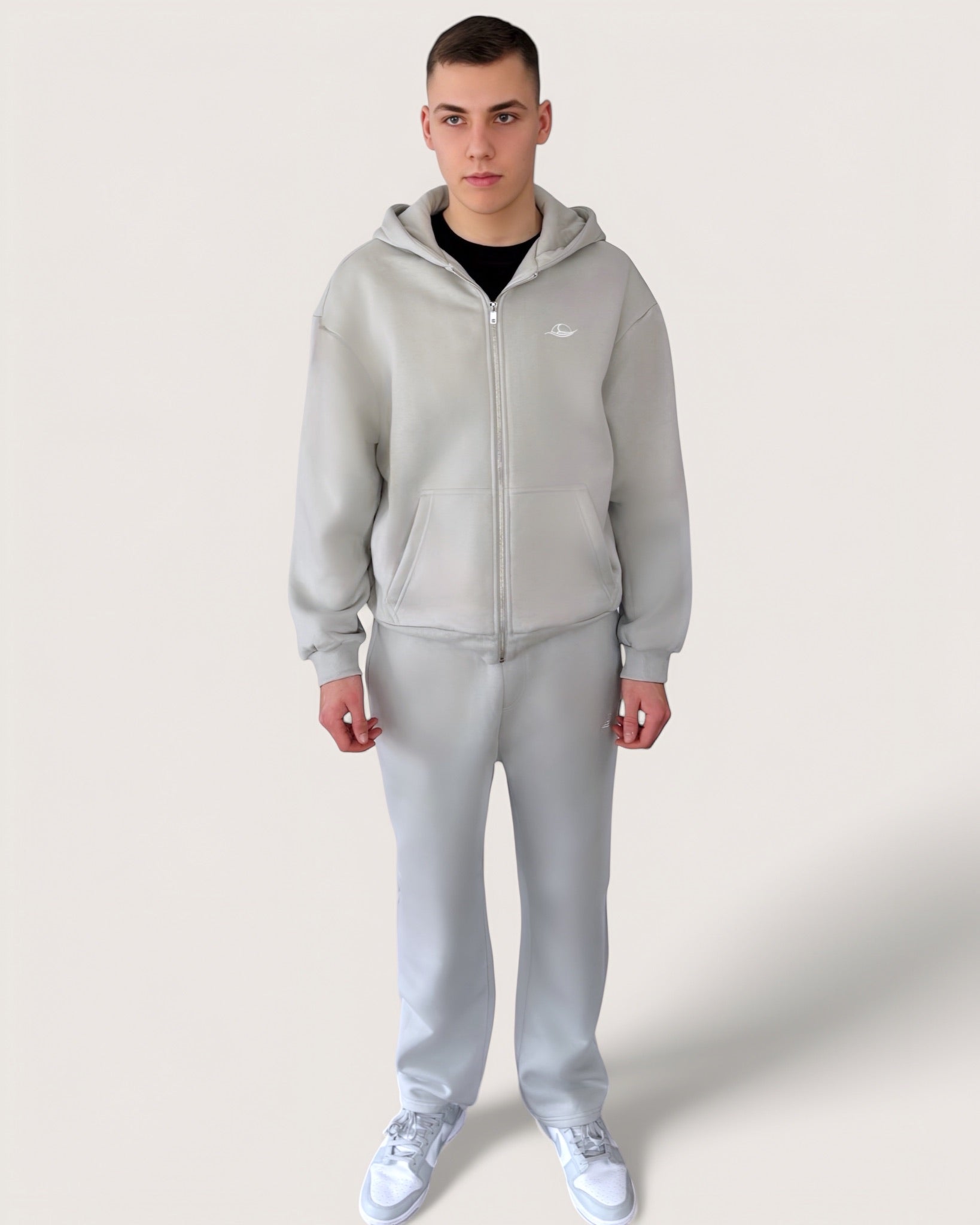 Hellgrauer Zip Hoodie mit weißer Rose als großen Backprint und weißem Logostick vorne, Zip Hoodie von Spirit of Departure, Streetwear für Herren von Spirit of Departure, Zip Hoodie in Light Grey von der Black & White Roses Collection, dicker Stoff, high quality