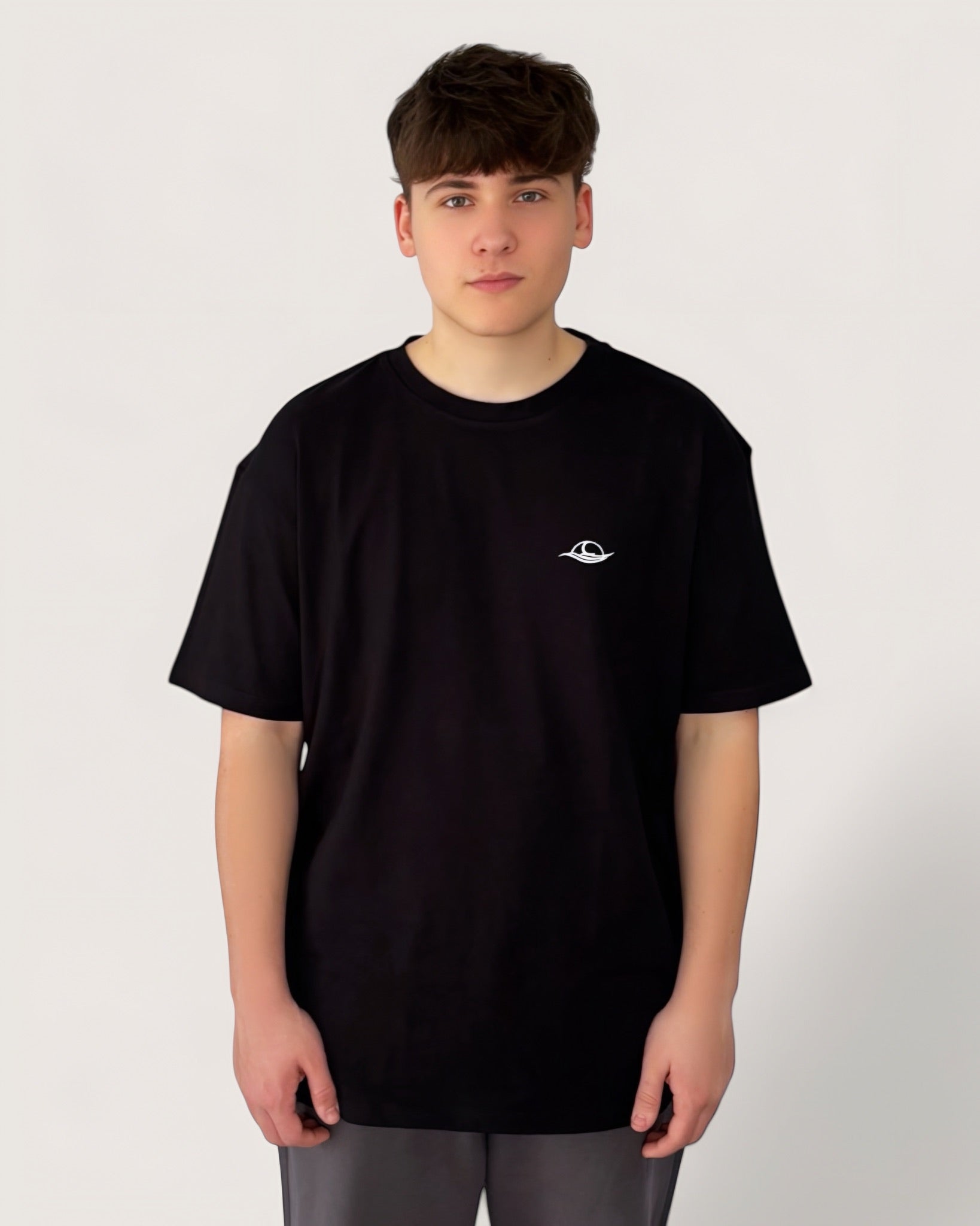  heavy-tee-in-black-mit-weißer-rose-von-spirit-of-departure-rose-collection-neue-kollektion-streetwear-for-men-schwarzes-t-shirt-mit-weißer-rose-schwarzes-t-shirt-herren