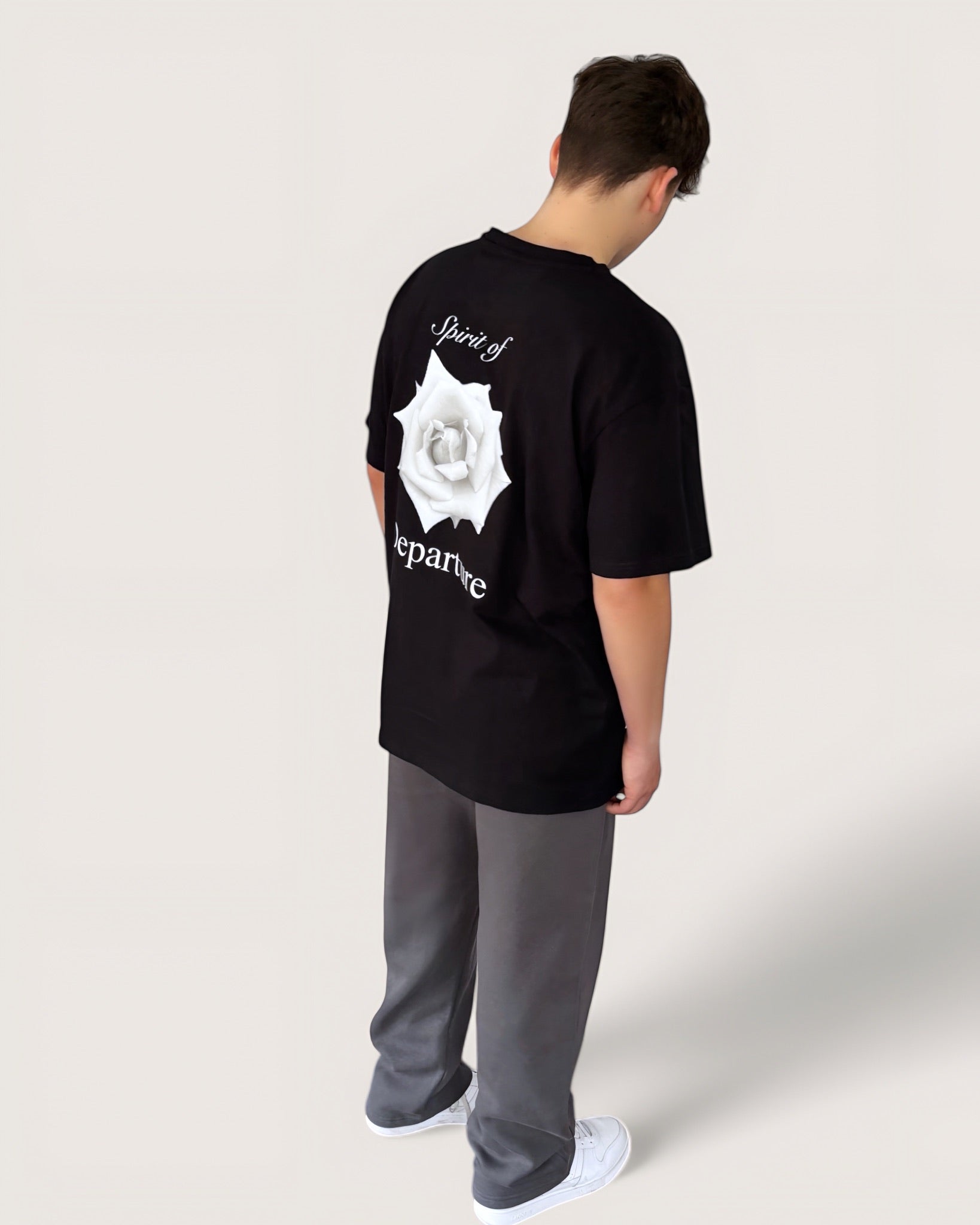  heavy-tee-in-black-mit-weißer-rose-von-spirit-of-departure-rose-collection-neue-kollektion-streetwear-for-men-schwarzes-t-shirt-mit-weißer-rose-schwarzes-t-shirt-herren
