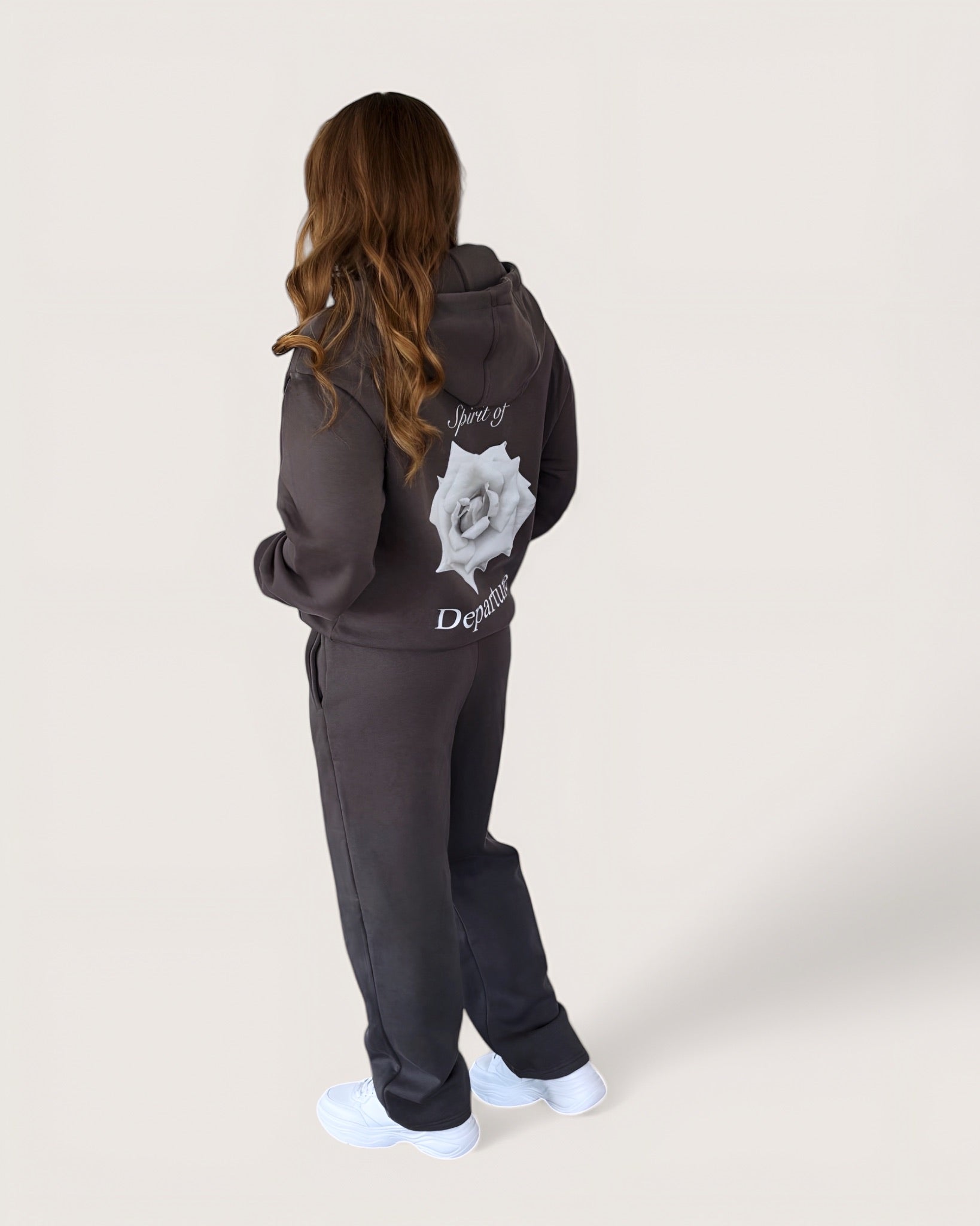 Dunkelgrauer Zip Hoodie mit weißer Rose als großen Backprint und weißem Logostick vorne, Kuscheliger Zipper, Cozy Zipper,  Zip Hoodie von Spirit of Departure, Streetwear für Damen von Spirit of Departure, Zip Hoodie in Graphite von der Black & White Roses Collection, dicker Stoff, high quality, Streetwear for Girls von SOD