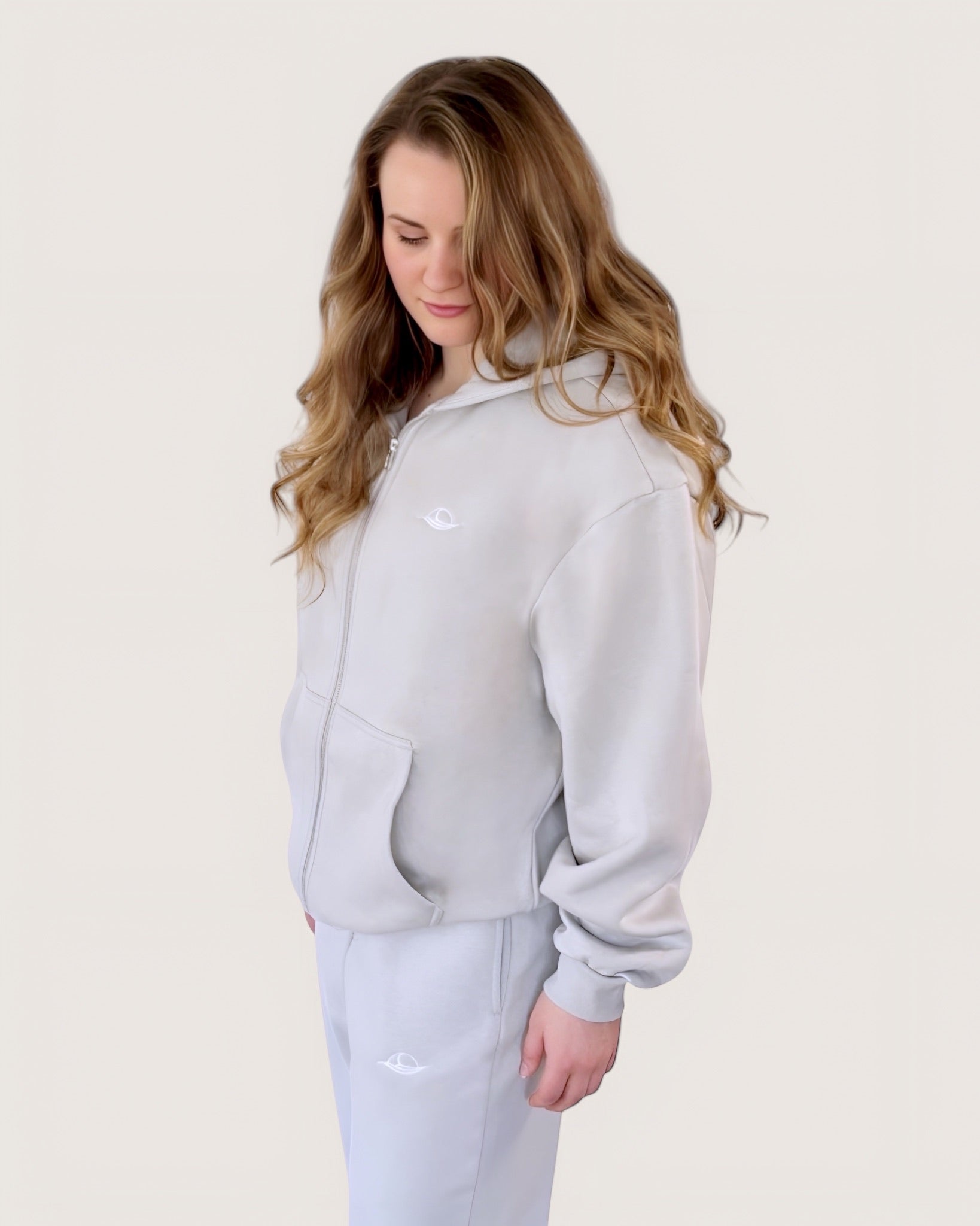 Hellgrauer Zip Hoodie mit weißer Rose als großen Backprint und weißem Logostick vorne, Kuscheliger Zipper, Cozy Zipper,  Zip Hoodie von Spirit of Departure, Streetwear für Damen von Spirit of Departure, Zip Hoodie in Light Grey von der Black & White Roses Collection, dicker Stoff, high quality, Streetwear for Women von SOD 