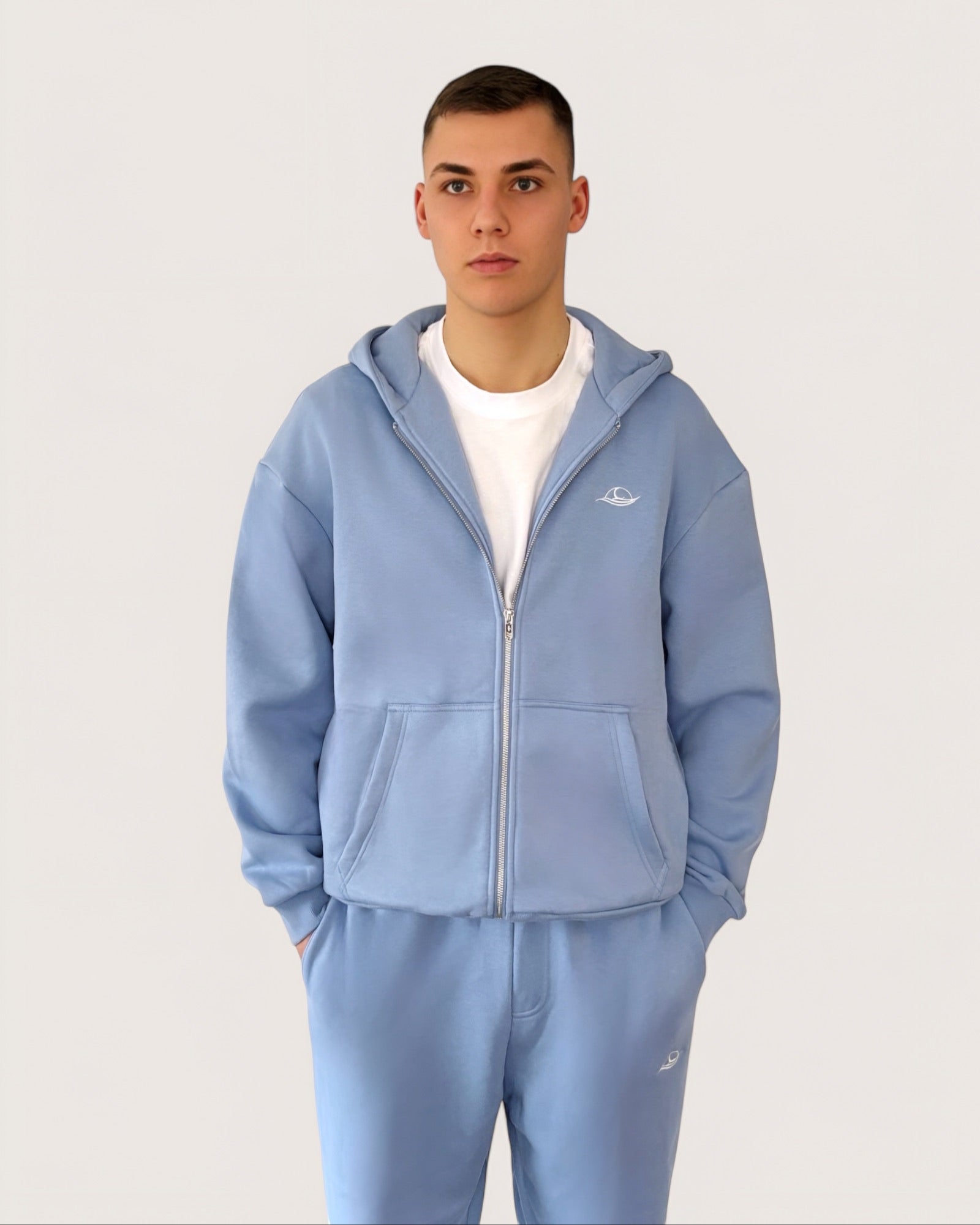 Hellblauer Zip Hoodie mit weißer Rose als großen Backprint und weißem Logostick vorne, Zip Hoodie von Spirit of Departure, Streetwear für Herren von Spirit of Departure, Zip Hoodie in Soft Blue von der Black & White Roses Collection, dicker Stoff, high quality