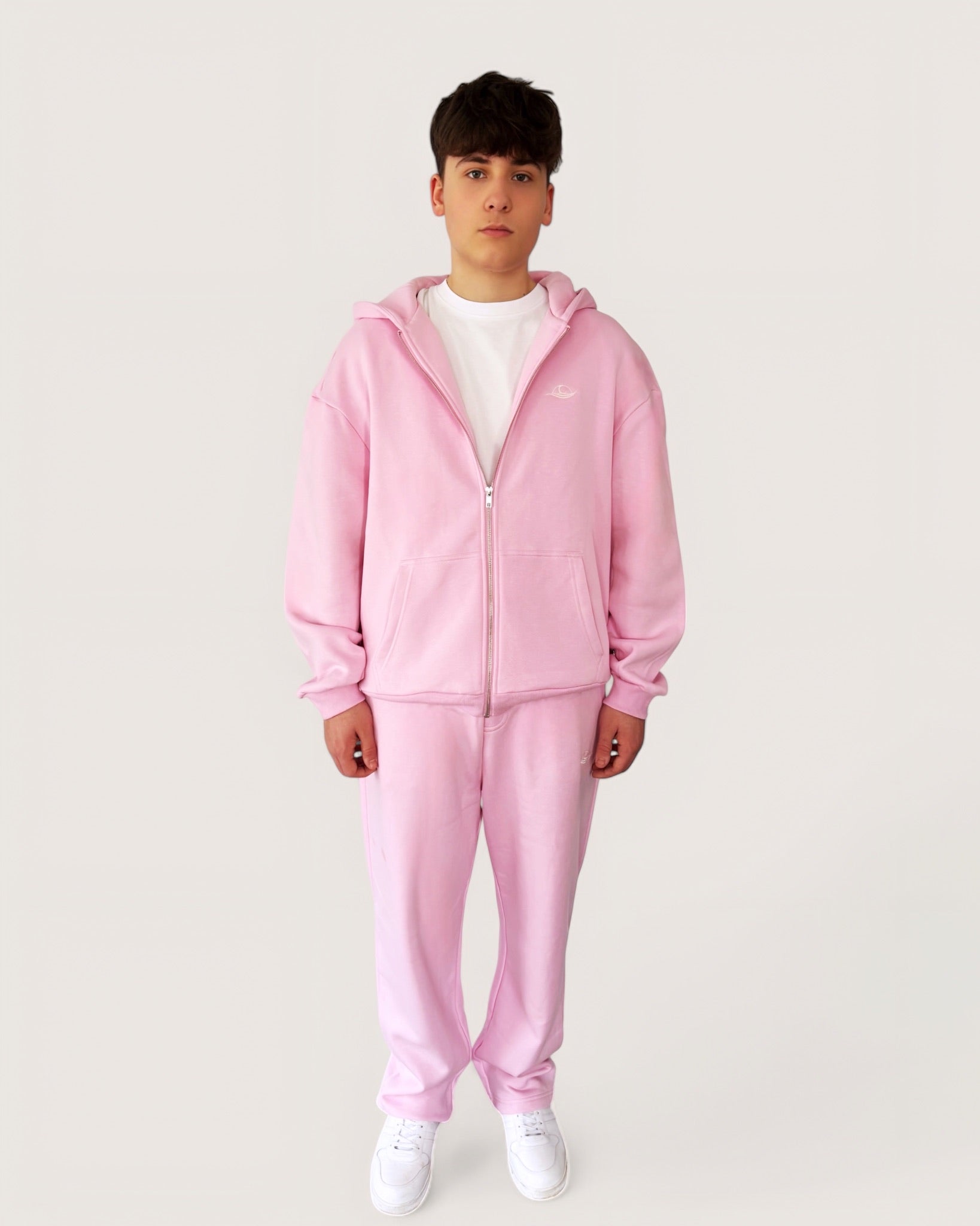 Rosa Zip Hoodie mit weißer Rose als großen Backprint und weißem Logostick vorne, Zip Hoodie von Spirit of Departure, Streetwear für Herren von Spirit of Departure, Zip Hoodie in Soft Pinkvon der Black & White Roses Collection, dicker Stoff, high quality