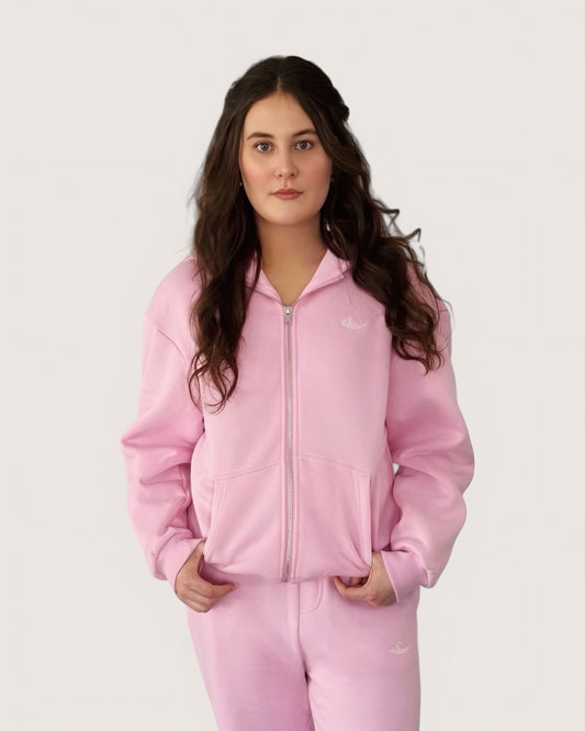 Rosa Zip Hoodie mit weißer Rose als großen Backprint und weißem Logostick vorne, Kuscheliger Zipper, Cozy Zipper,  Zip Hoodie von Spirit of Departure, Streetwear für Damen von Spirit of Departure, Zip Hoodie in Soft Pink von der Black & White Roses Collection, dicker Stoff, high quality, Streetwear for Women von SOD