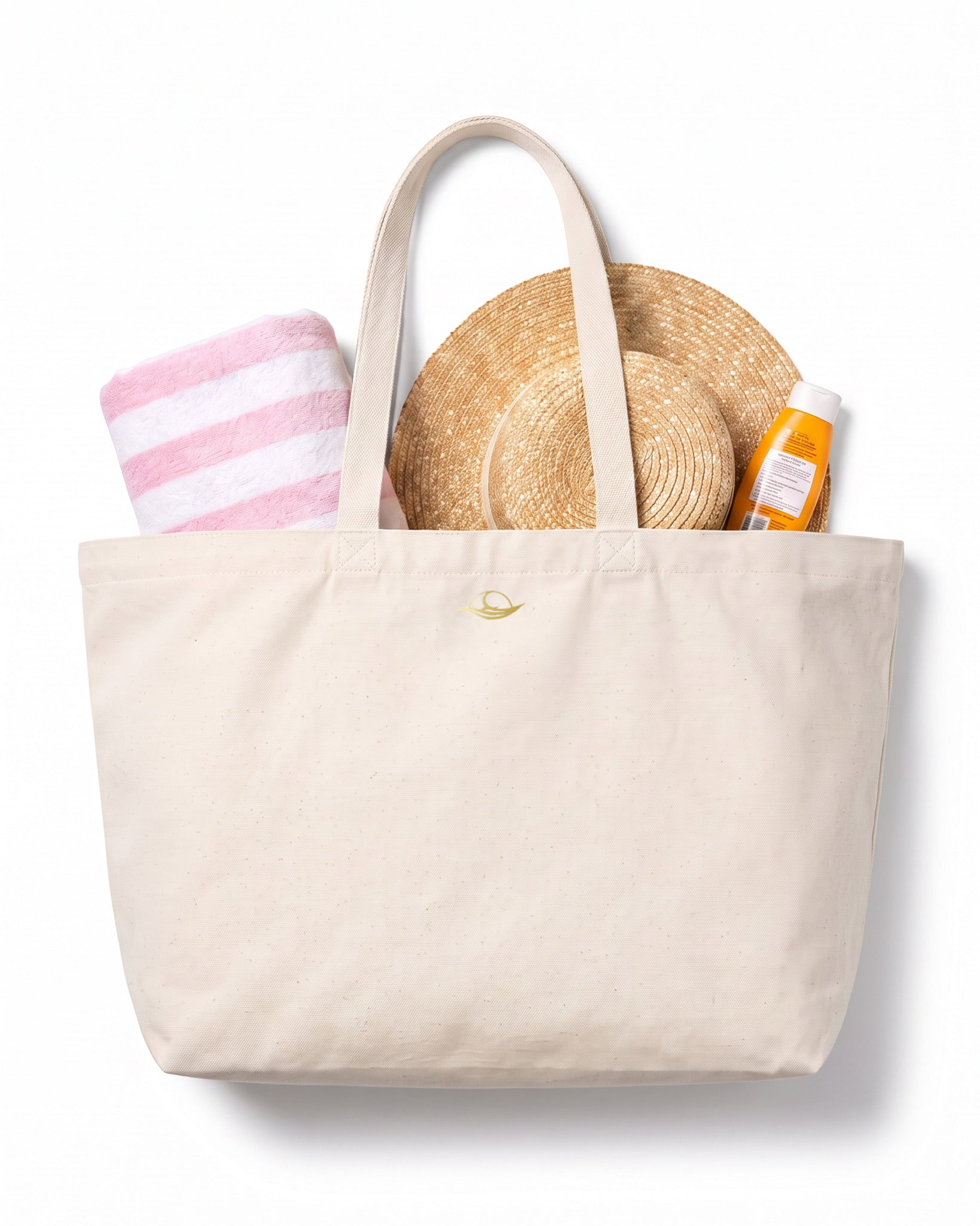 Weiße Strandtasche mit Handtuch, Sonnencreme und Sonnenhut darin, perfekt für den Strandurlaub, 