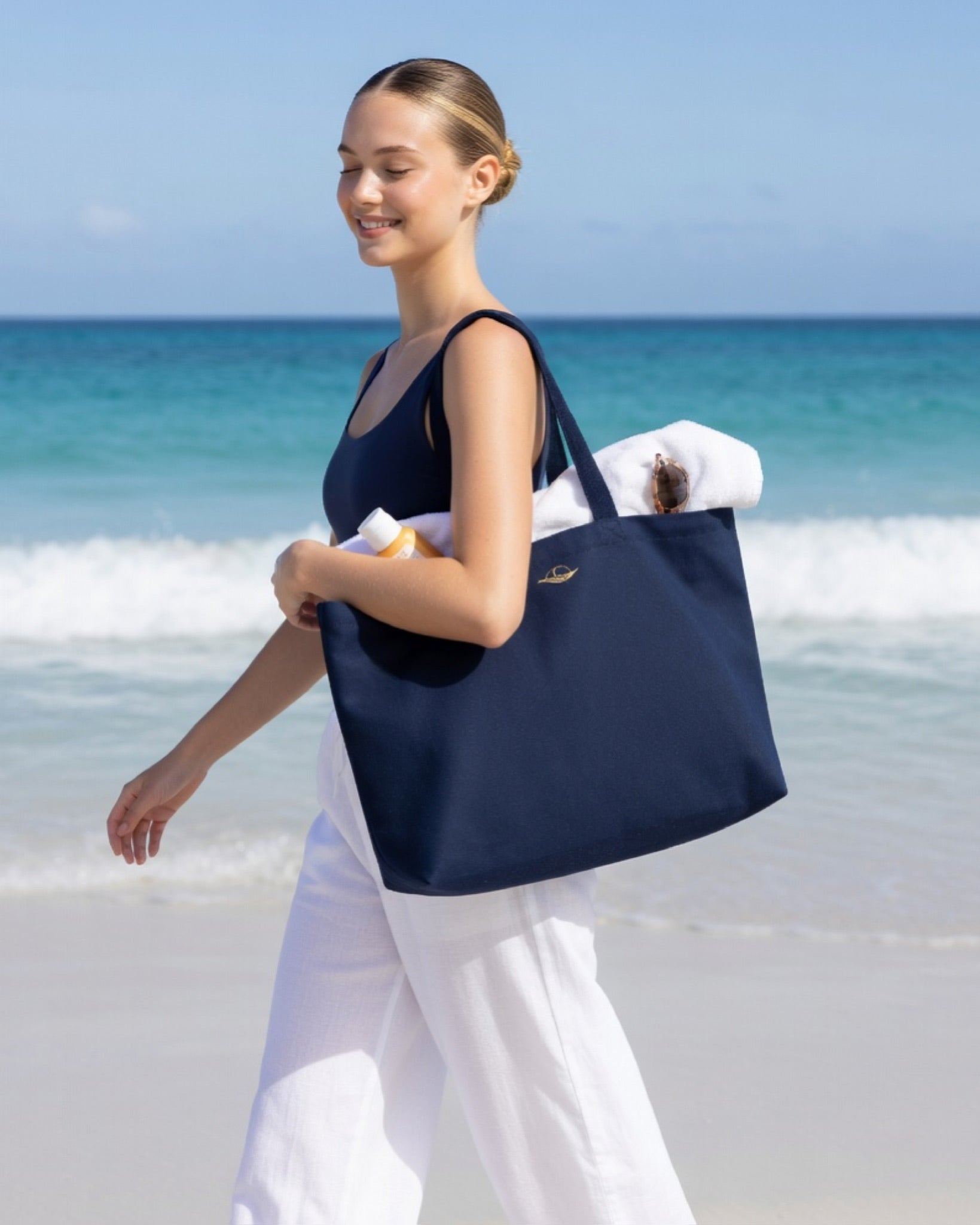 Frau mit Strandtasche am Strand, ideal für Sommer, die perfekte Strandtasche für Abenteuer.