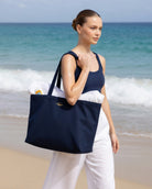 Strandtasche aus der Golden Shore Collection, perfekt für den Strand, stilvolles Design und praktische Größe.