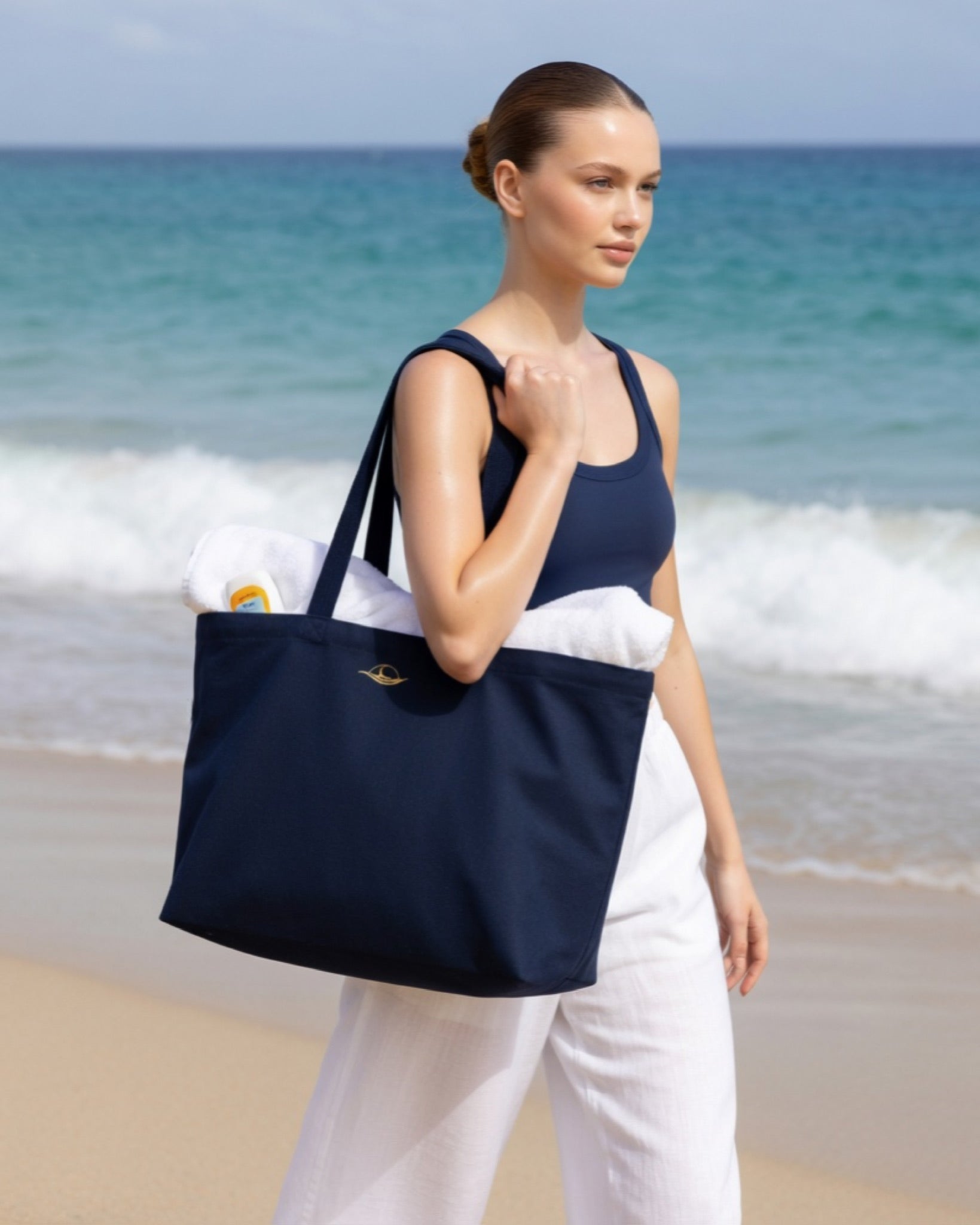 Strandtasche aus der Golden Shore Collection, perfekt für den Strand, stilvolles Design und praktische Größe.