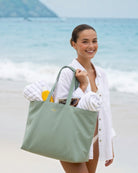 Strandtasche mit Handtüchern und Sonnenbrille, ideal für den Strandurlaub.
