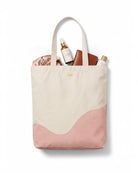Tote Bag mit rosa Wellenprint, eine hochwertige Tasche für unterwegs mit goldenen Logo-Details 